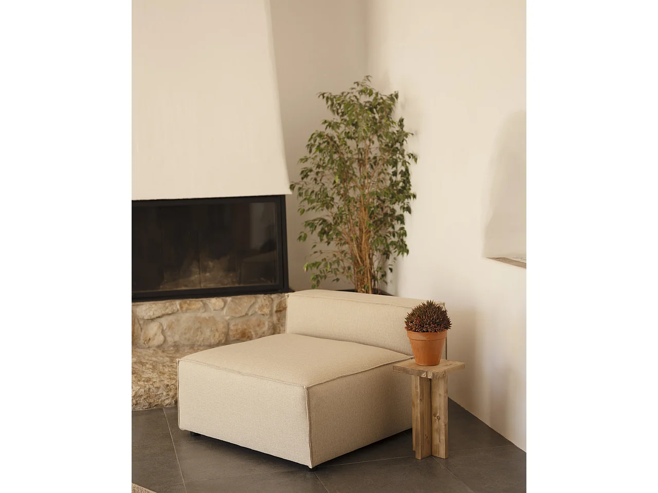 Poltrona colore marrone beige di 110x90cm