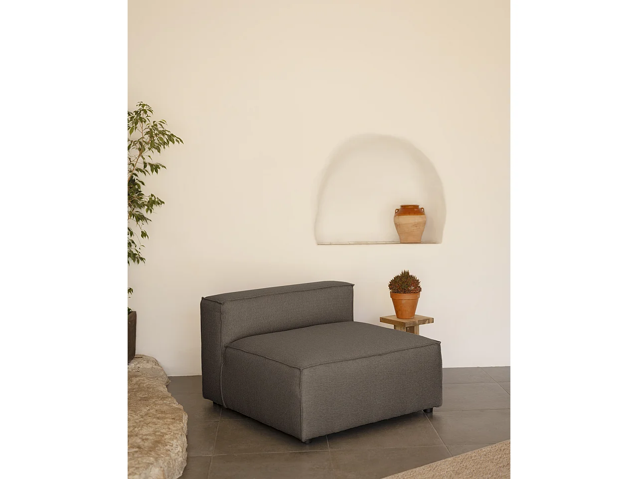 Poltrona in colore grigio scuro di 110x90cm