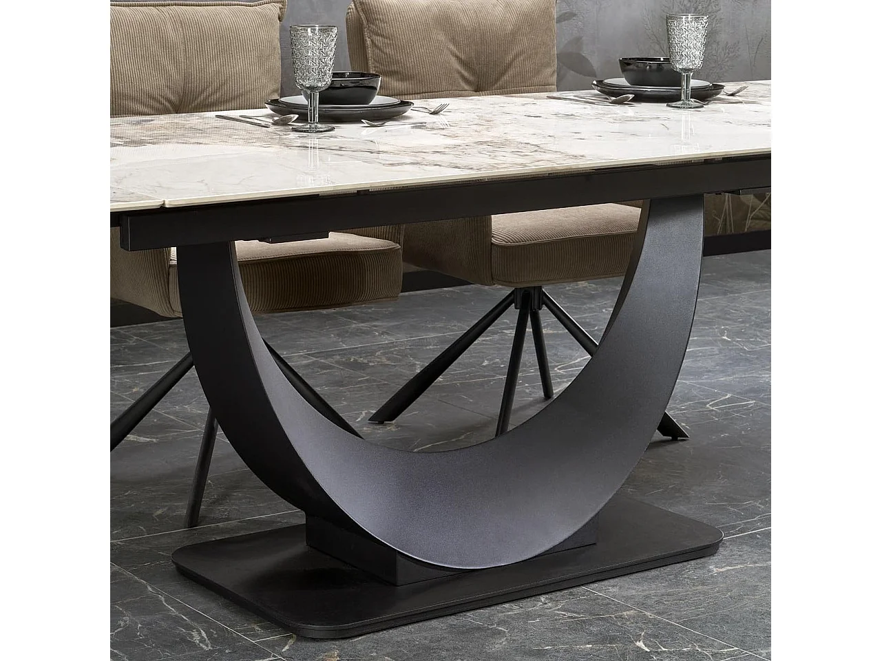 Table en résine frittée aspect marbre extensible 160-240 cm avec pied acier noir design Lisa