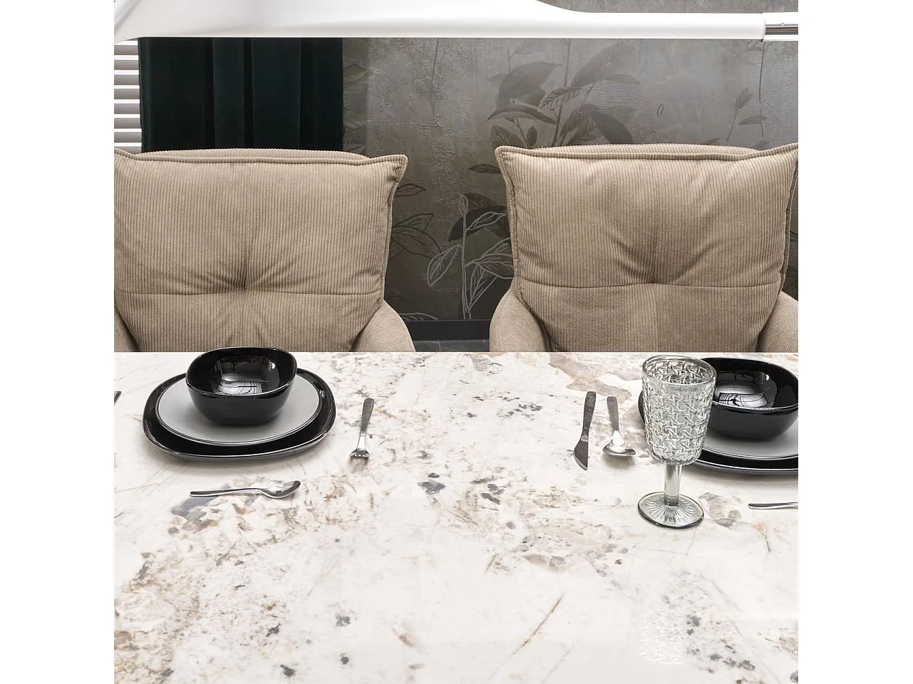 Table en résine frittée aspect marbre extensible 160-240 cm avec pied acier noir design Lisa