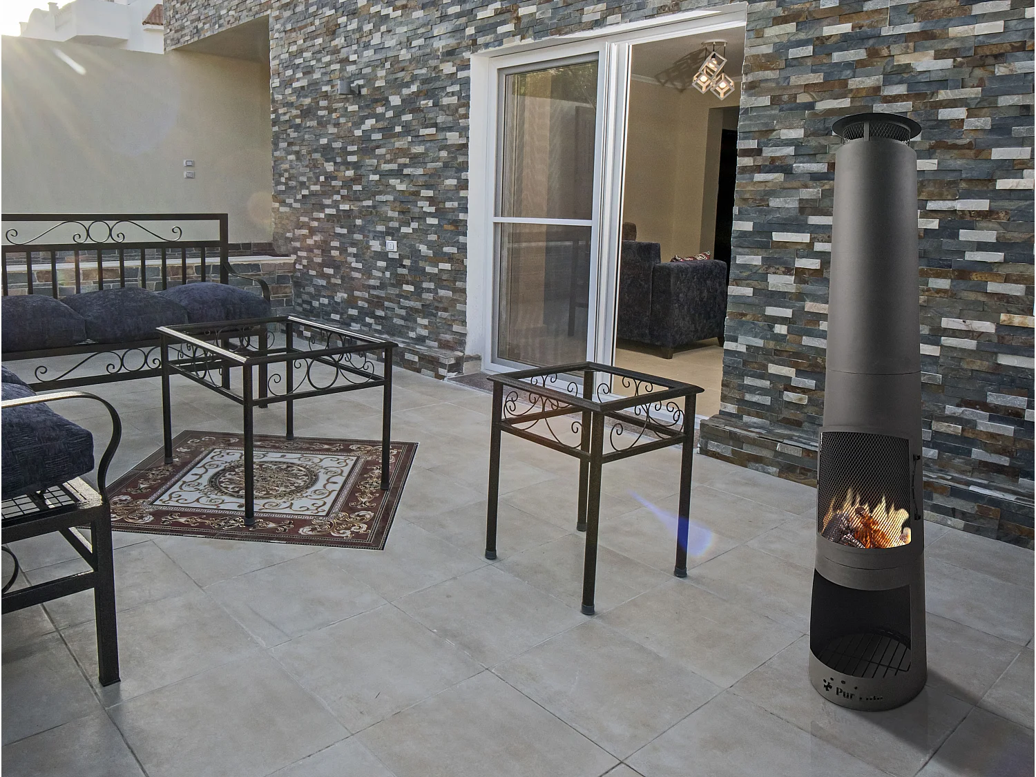 Stufa a legna in acciaio nero con uscita fumi e cavità per il deposito della legna