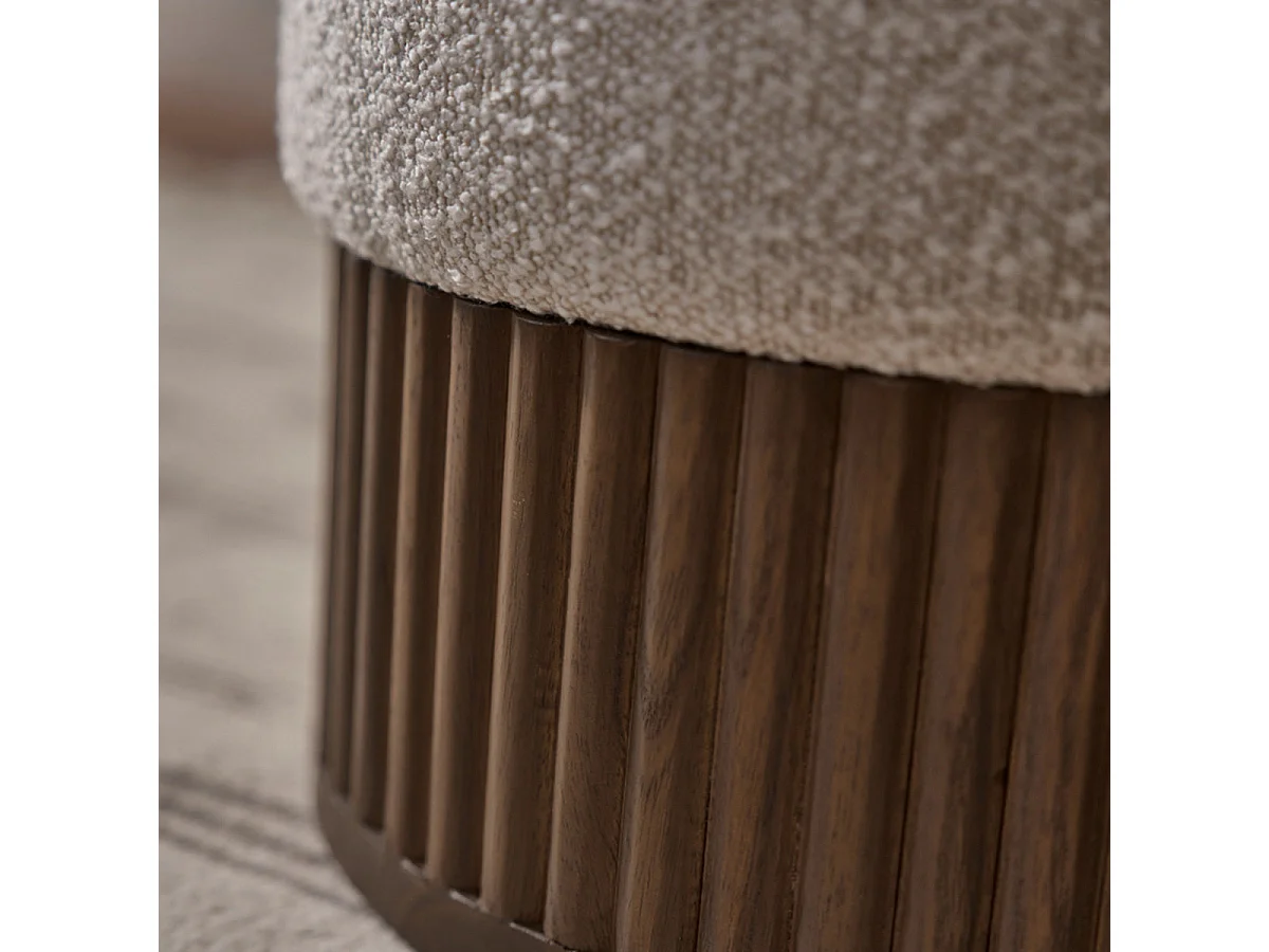 Pouf in legno massello di mindi e tessuto bouclé 38 cm