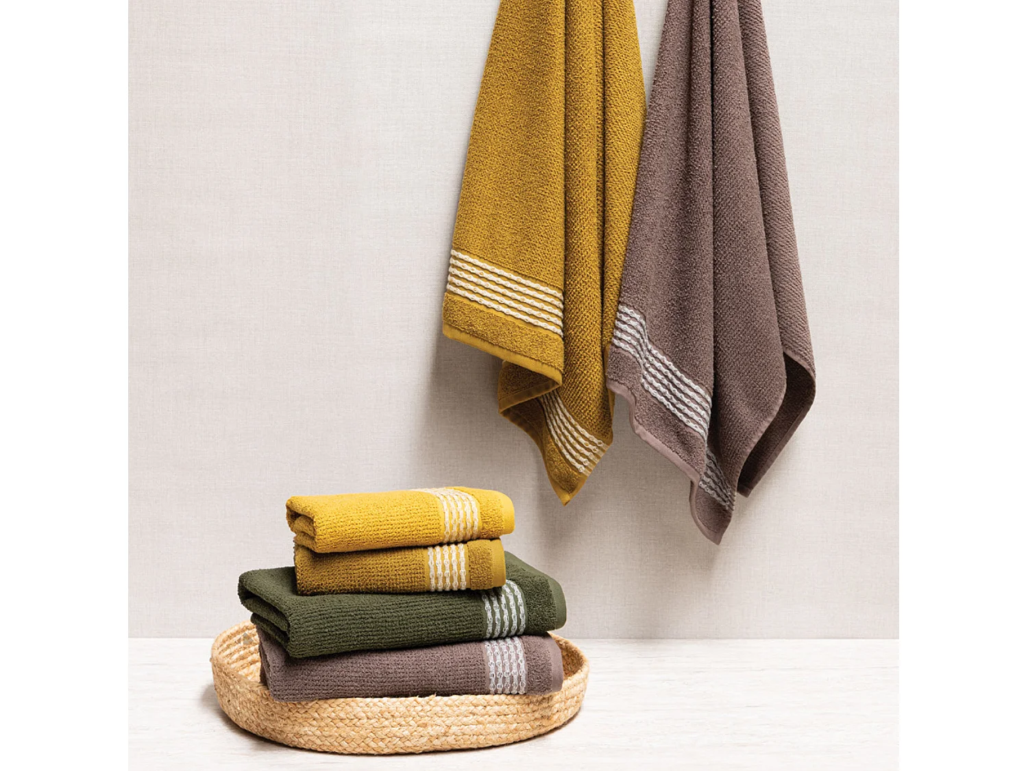 Drap de bain 100x150 cm pur coton INTENSE à bordures blanches couleur jaune