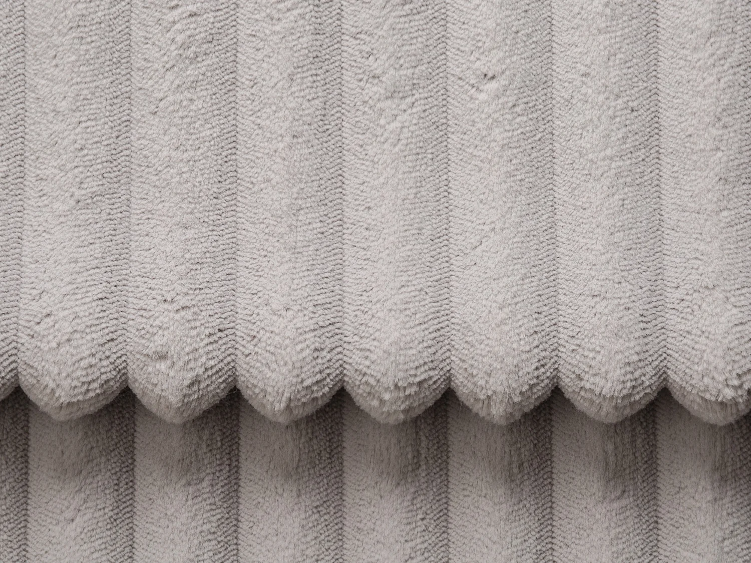 Høyrevendt chaiselongue i lysegrå kraftig kordfløyel PINETA