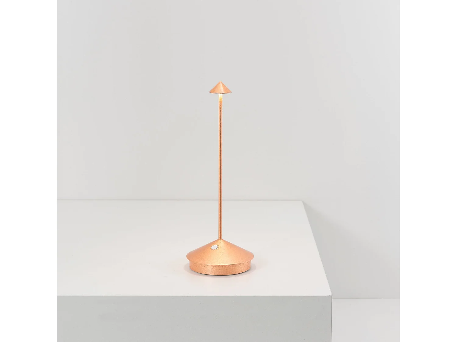 Lampada a led da tavolo Pina Pro Foglia rame ricaricabile e dimmerabile senza fili Zafferano 2200-2700-3000K