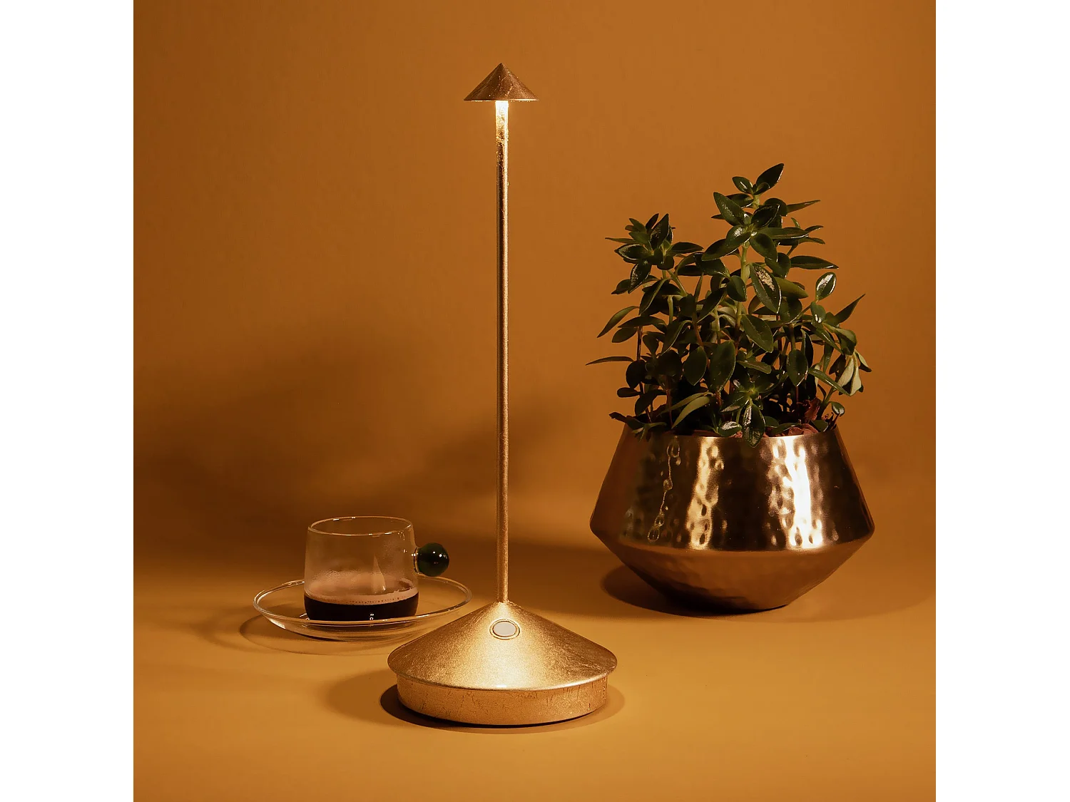 Pina Pro Gold Leaf Wiederaufladbare und dimmbare kabellose LED-Tischlampe, Safran, 2200-2700-3000 K