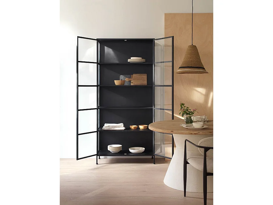 Armário expositor alto com portas e laterais de vidro estrutura metálica preta