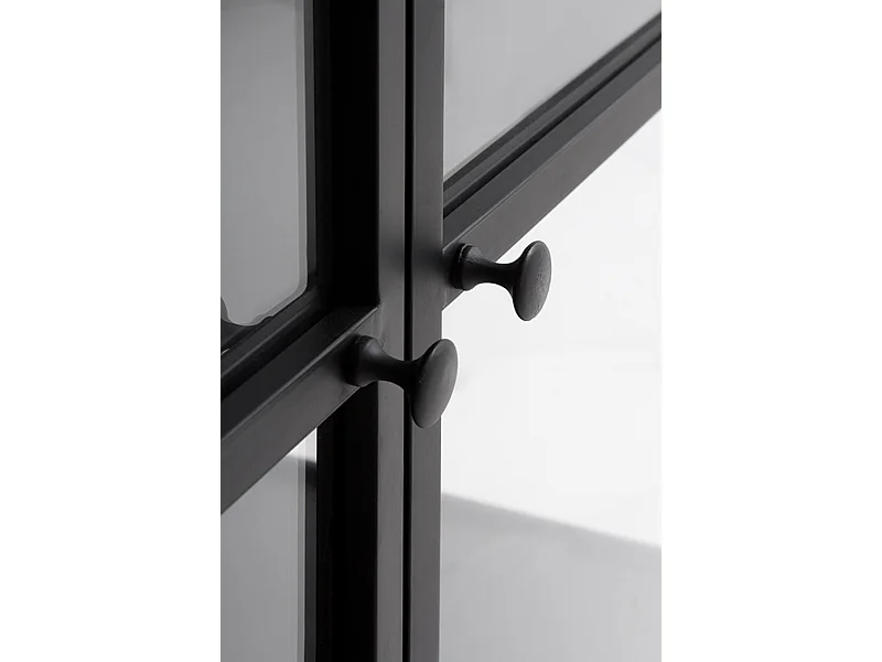 Armário expositor alto com portas e laterais de vidro estrutura metálica preta