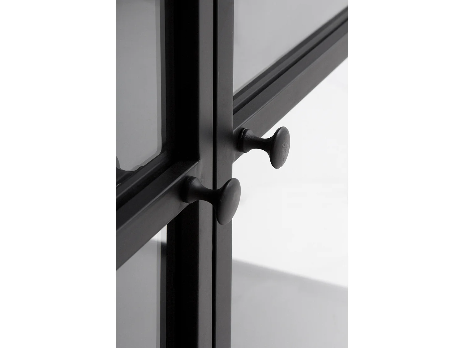 Armário expositor alto com portas e laterais de vidro estrutura metálica preta