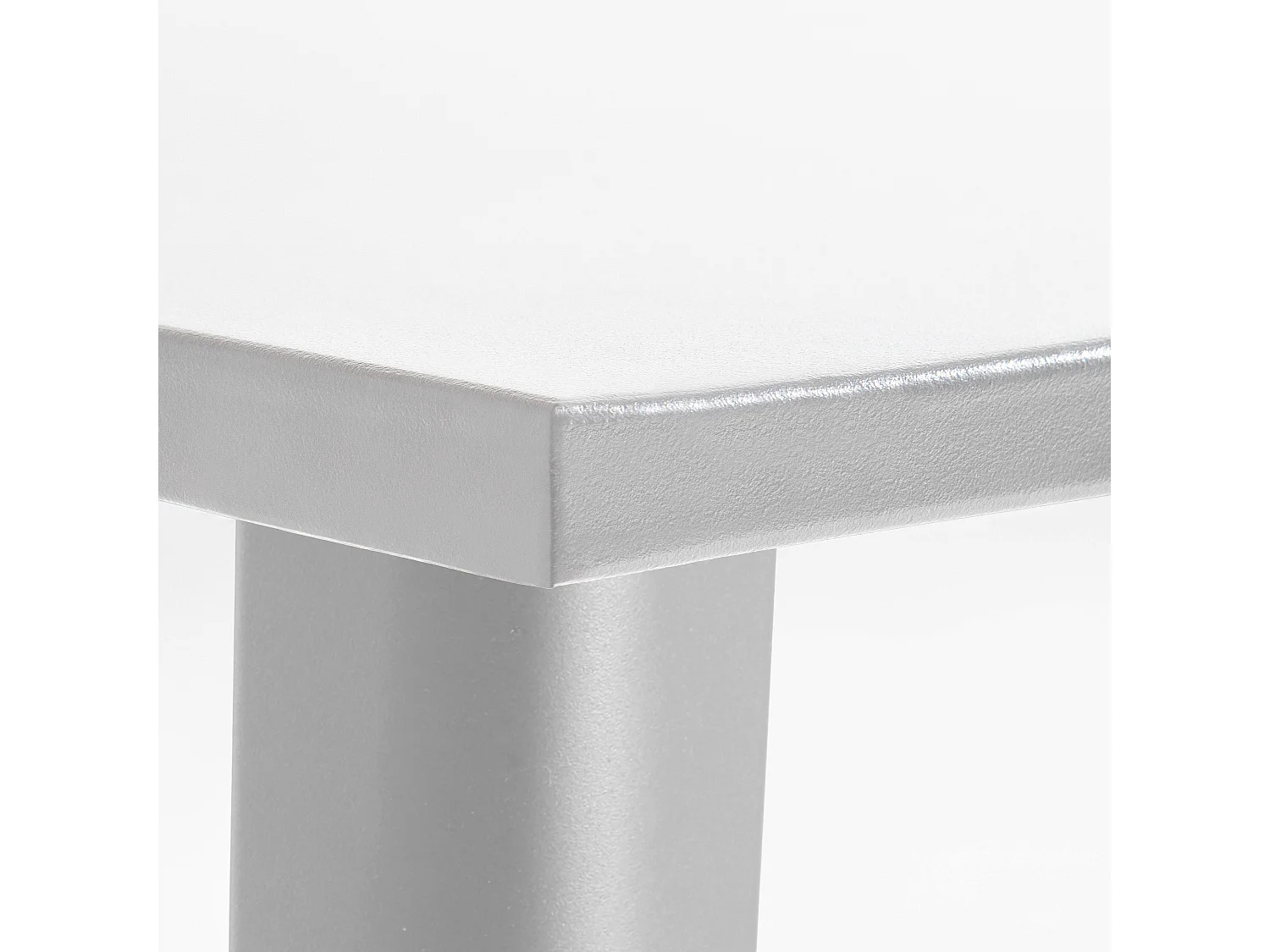 Hoge witte stalen tuintafel