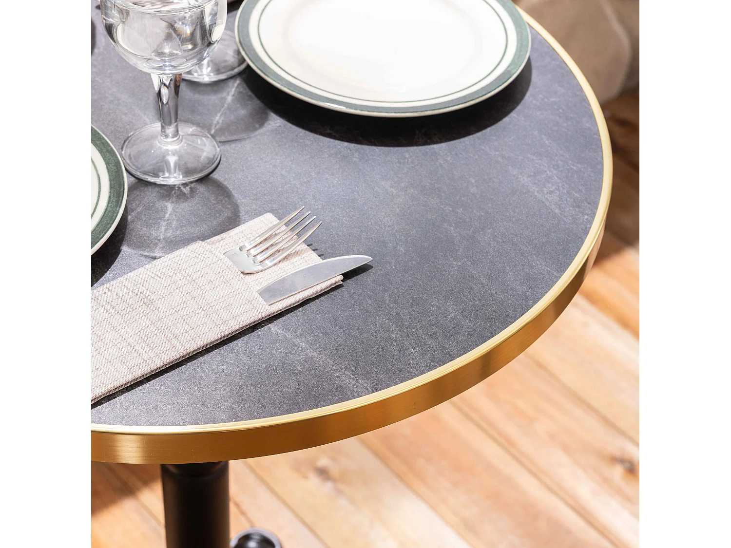 Ensemble table de terrasse marbre noir et 2 chaises vert