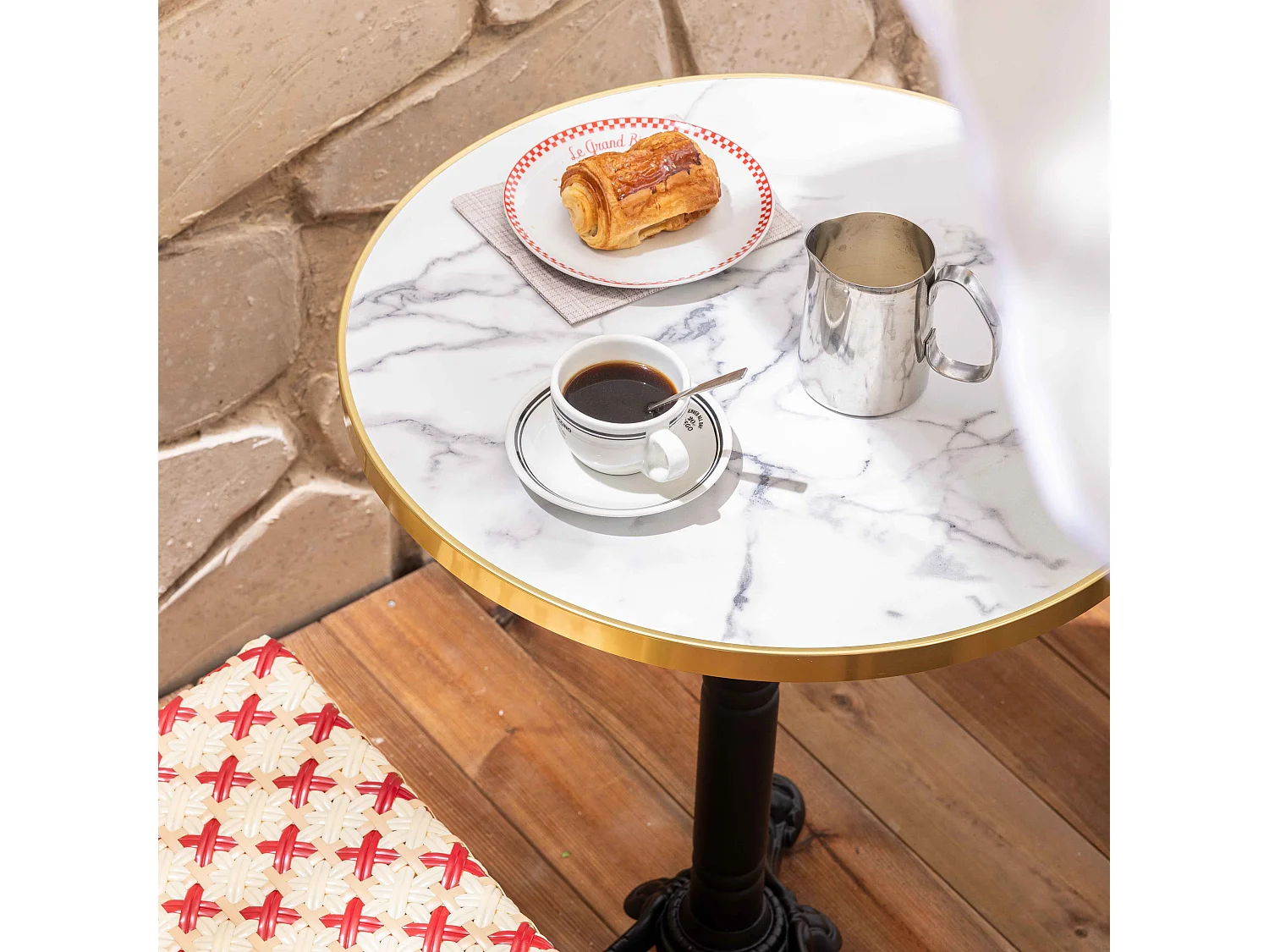 Ensemble table de terrasse marbre blanc et 2 chaises rouge
