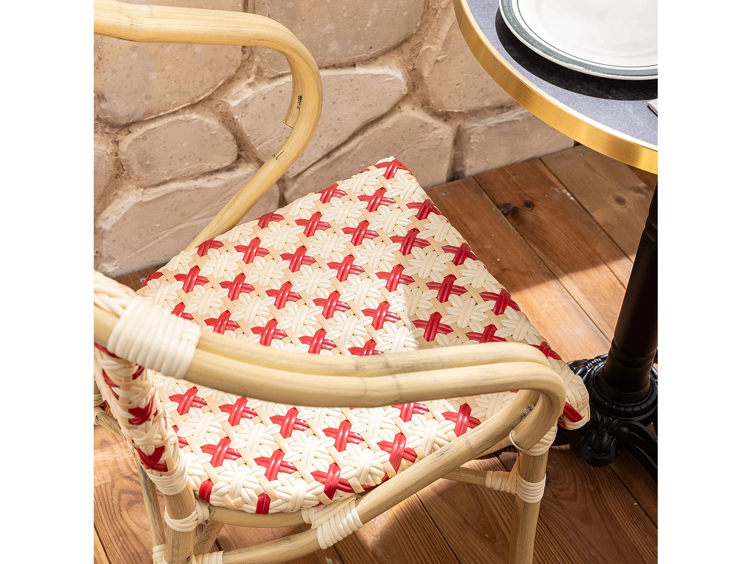 Ensemble table de terrasse marbre blanc et 2 chaises rouge
