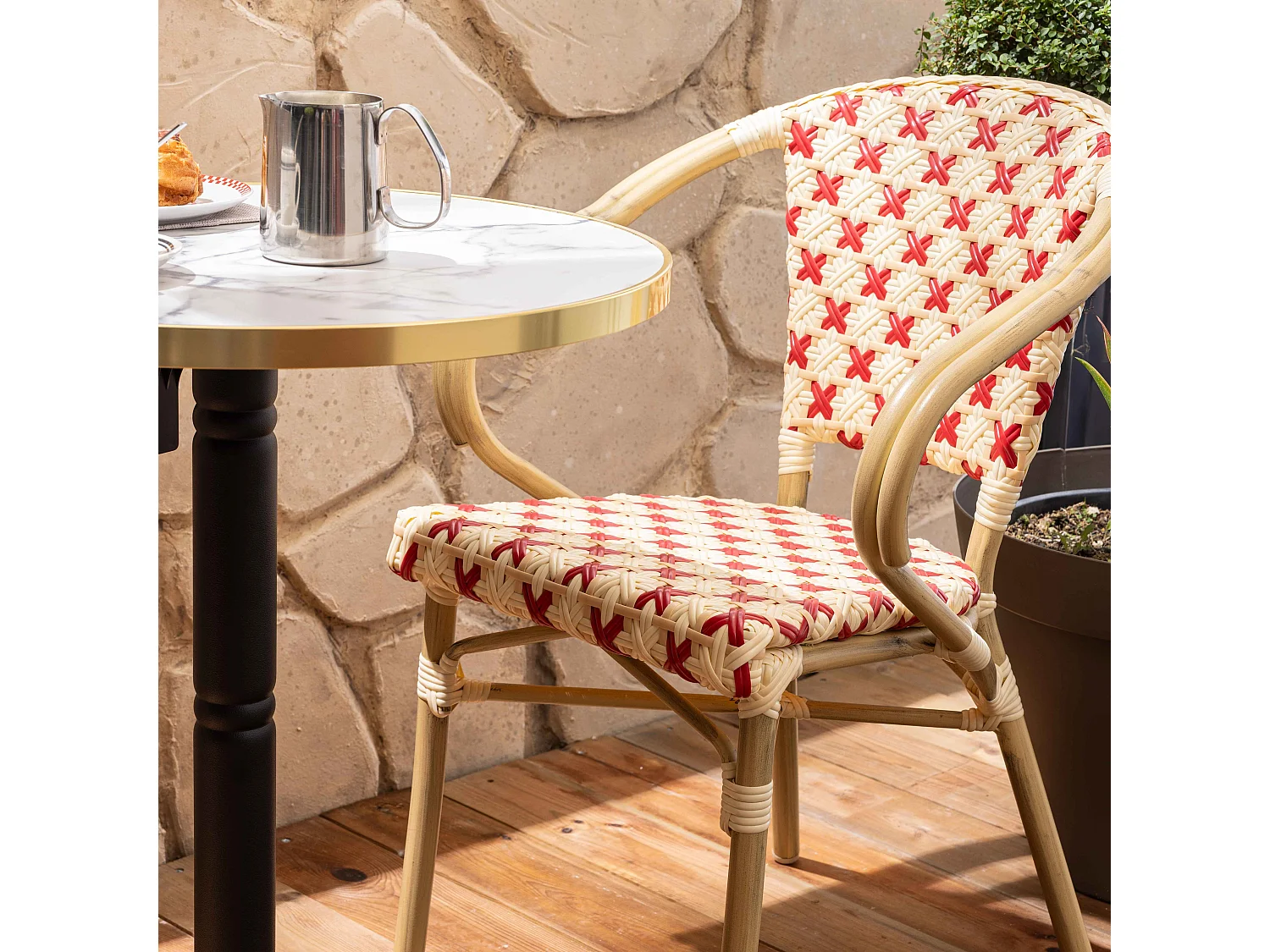 Ensemble table de terrasse marbre blanc et 2 chaises rouge