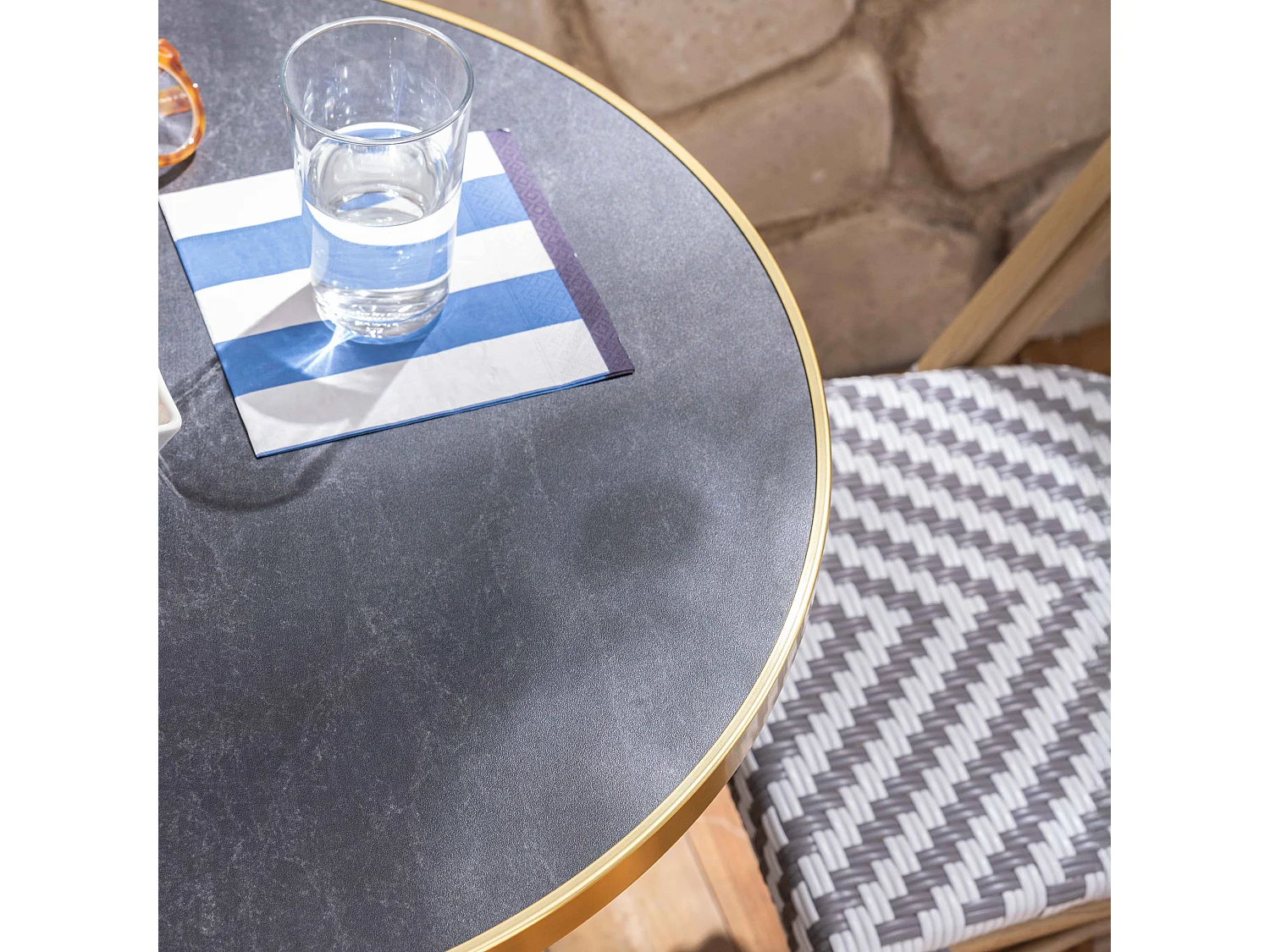 Ensemble table de terrasse marbre noir et 2 chaises