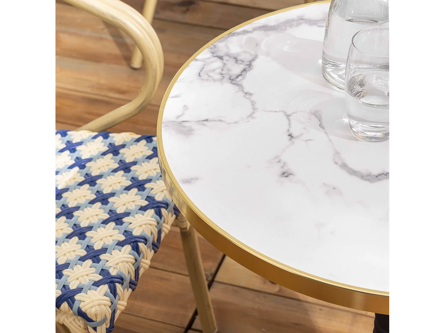 Ensemble table de terrasse marbre blanc et 2 chaises bleu