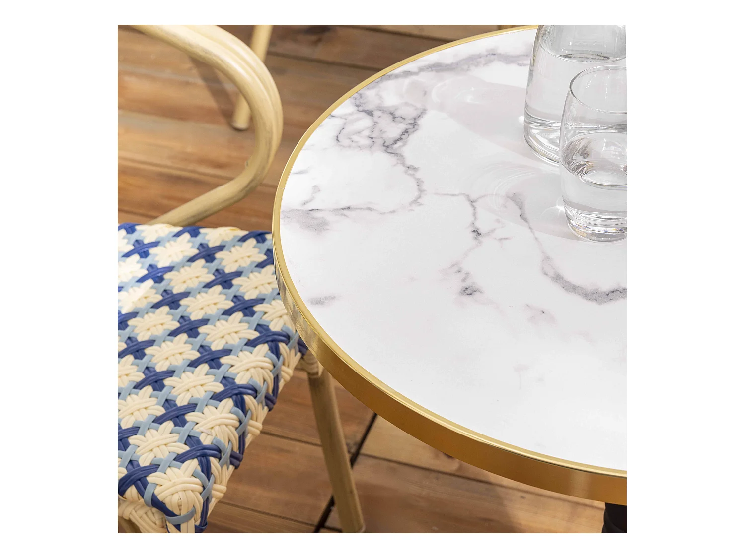 Ensemble table de terrasse marbre blanc et 2 chaises bleu