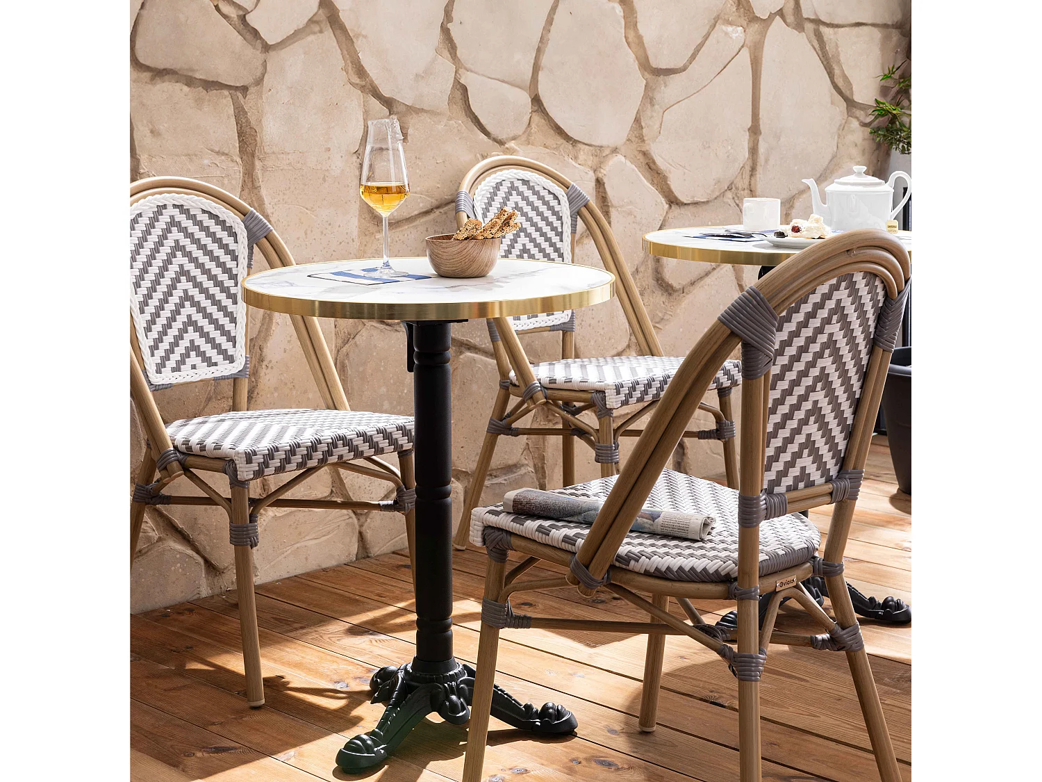 Ensemble table de terrasse marbre blanc et 2 chaises