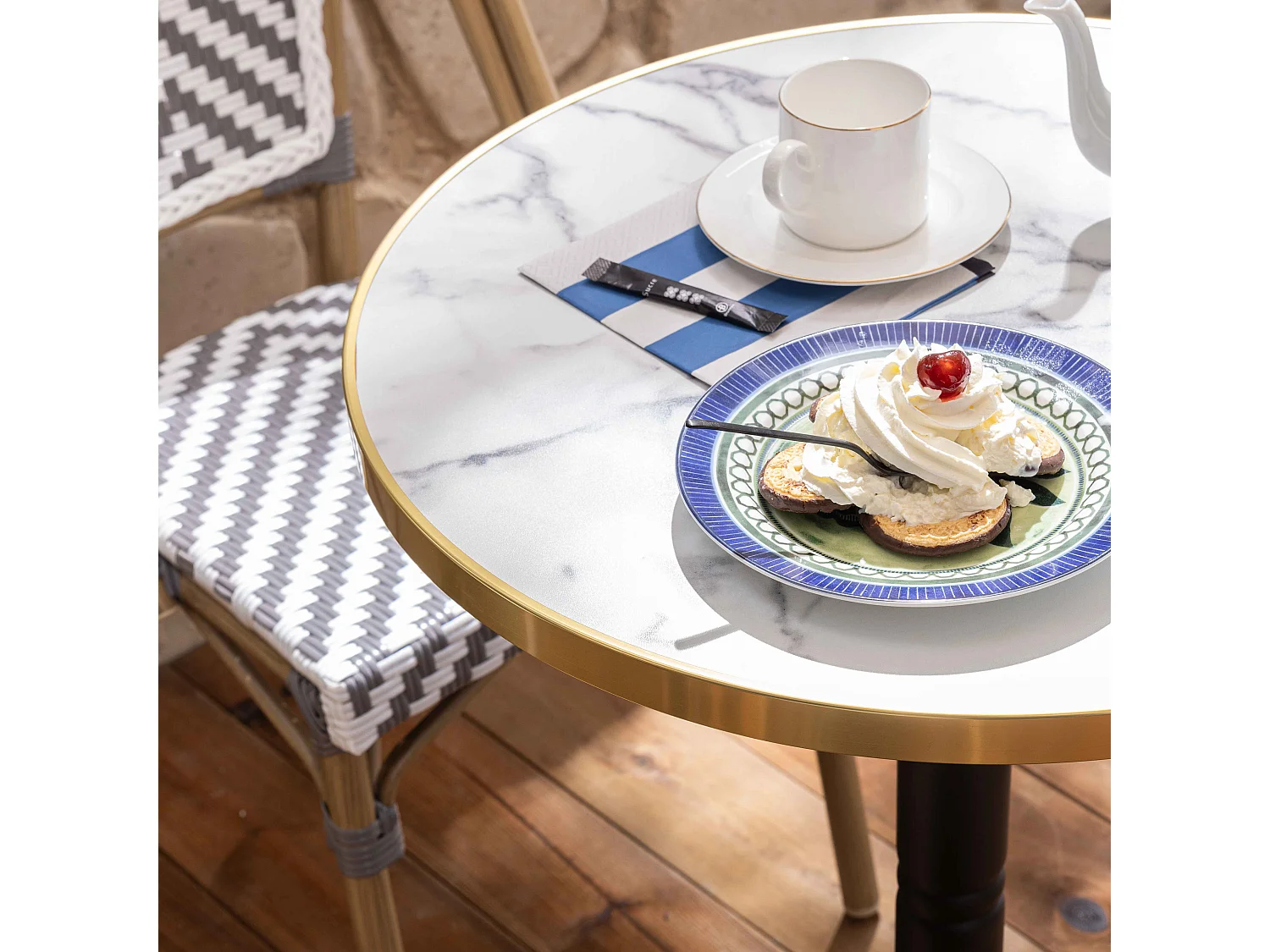 Ensemble table de terrasse marbre blanc et 2 chaises