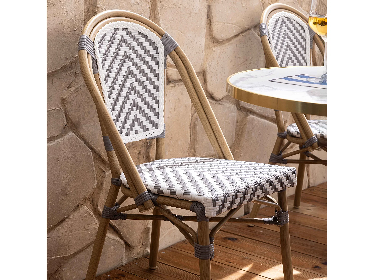 Ensemble table de terrasse marbre blanc et 2 chaises