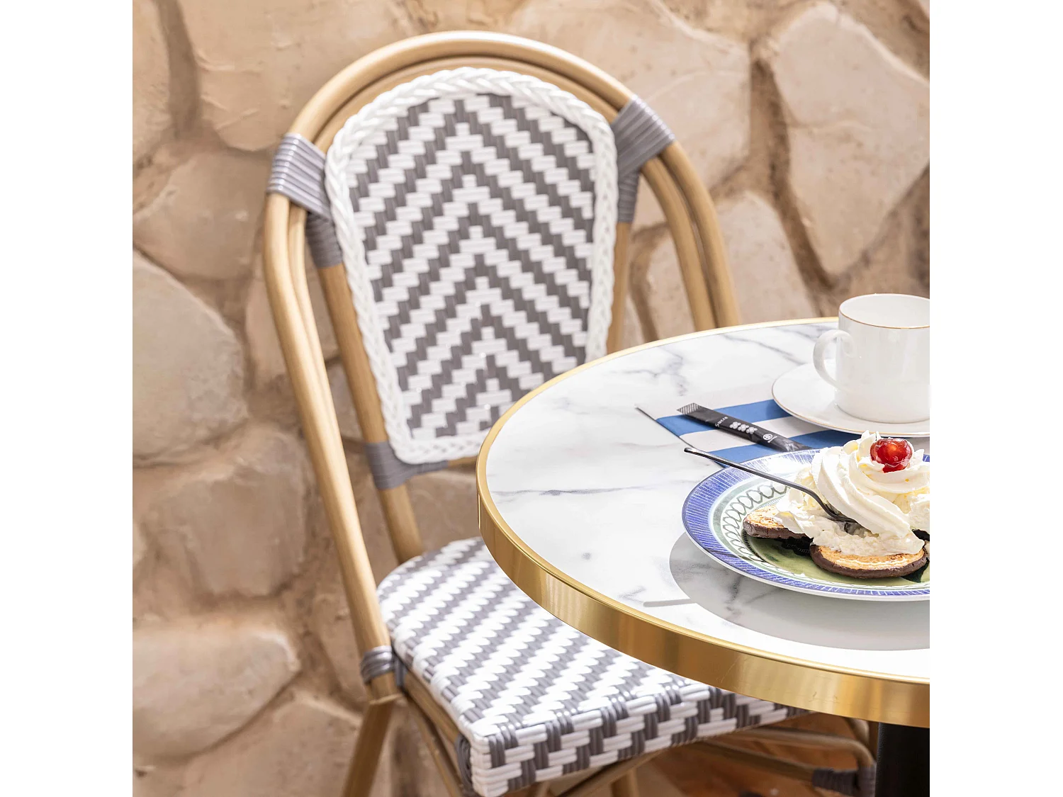 Wit marmeren terrastafel en 2 stoelen set