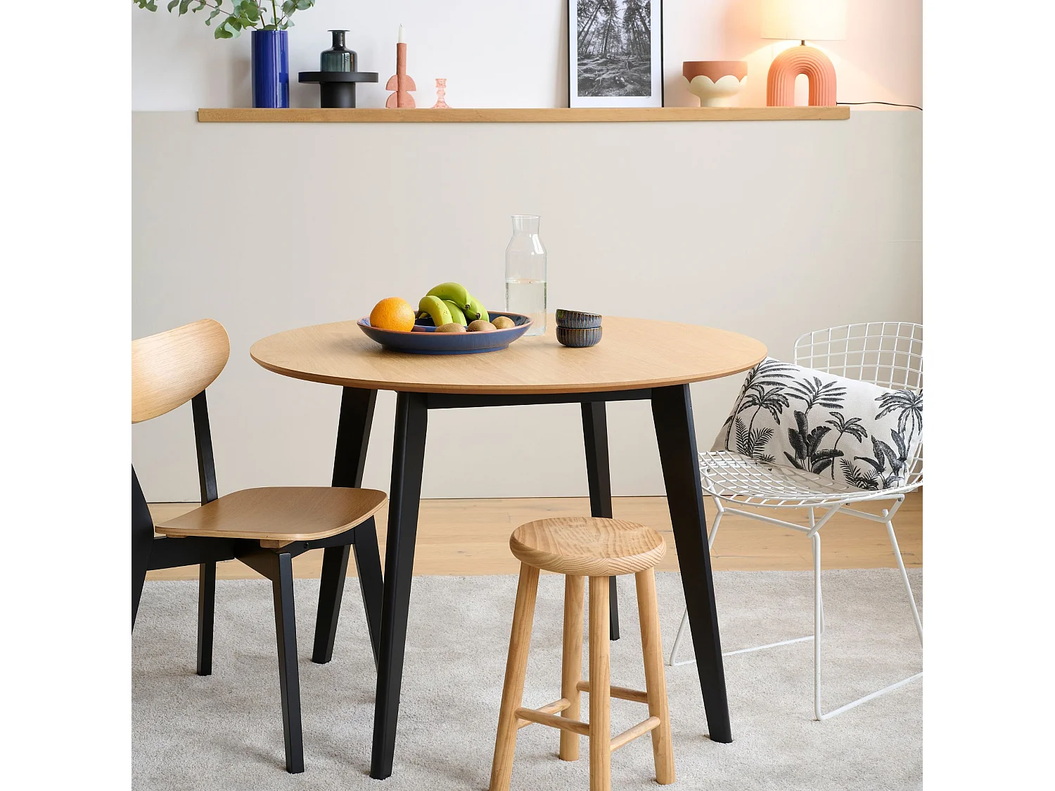 Table ronde en bois chêne/noir D105 + 4 chaises chêne/noir - LETA