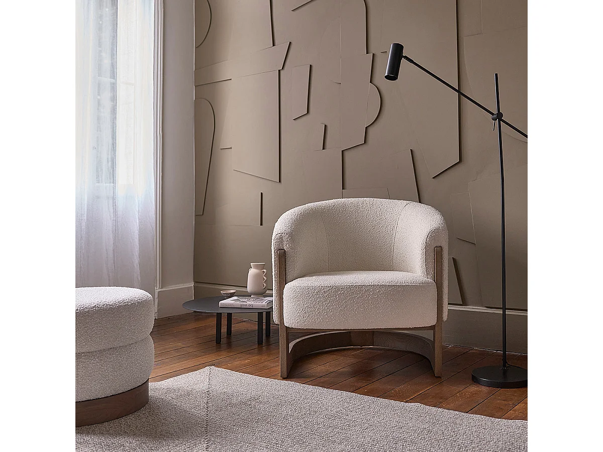 Poltrona in rovere massello e tessuto bouclé écru