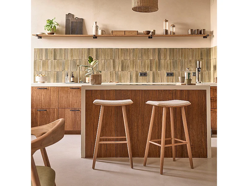 Set di 2 sgabelli in massello di teak e seduta in bouclé alt. 75 cm