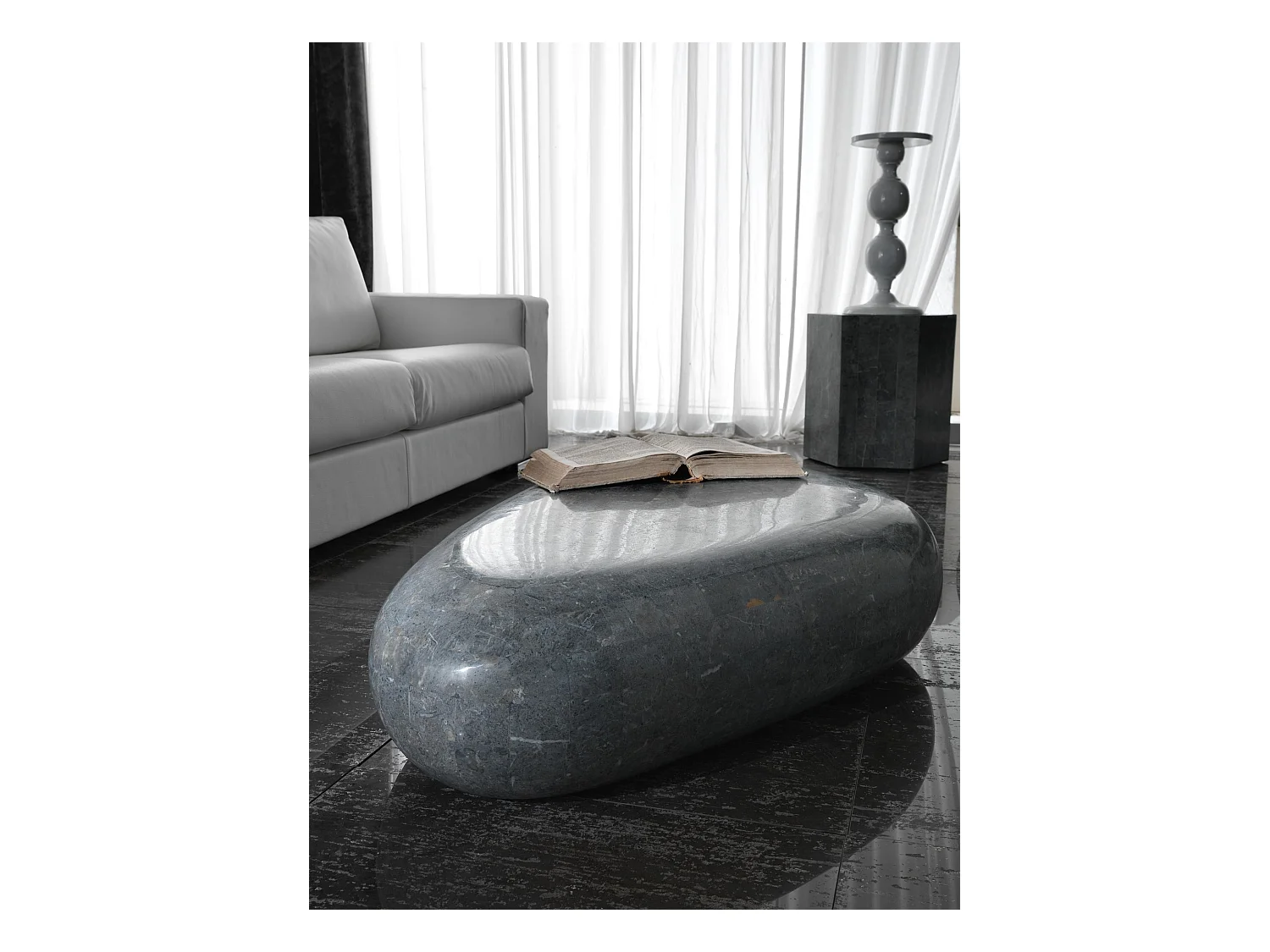 Sasso big – Couchtisch (74 x 123 x 27 h) aus grauem Fossilstein