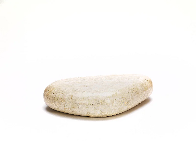 Sasso big – Couchtisch (74 x 123 x 27 h) aus beigem Fossilstein