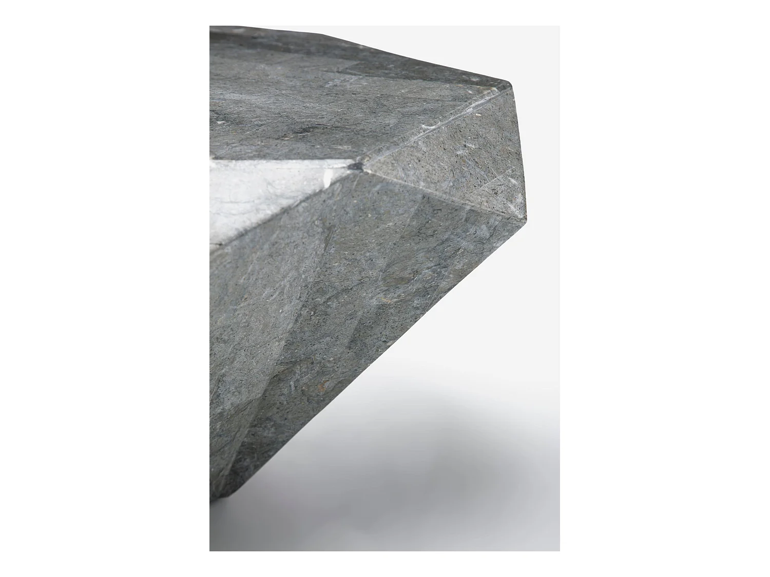 Diamond medium – Couchtisch (120 x 70 x 40 h) aus grauem Fossilstein