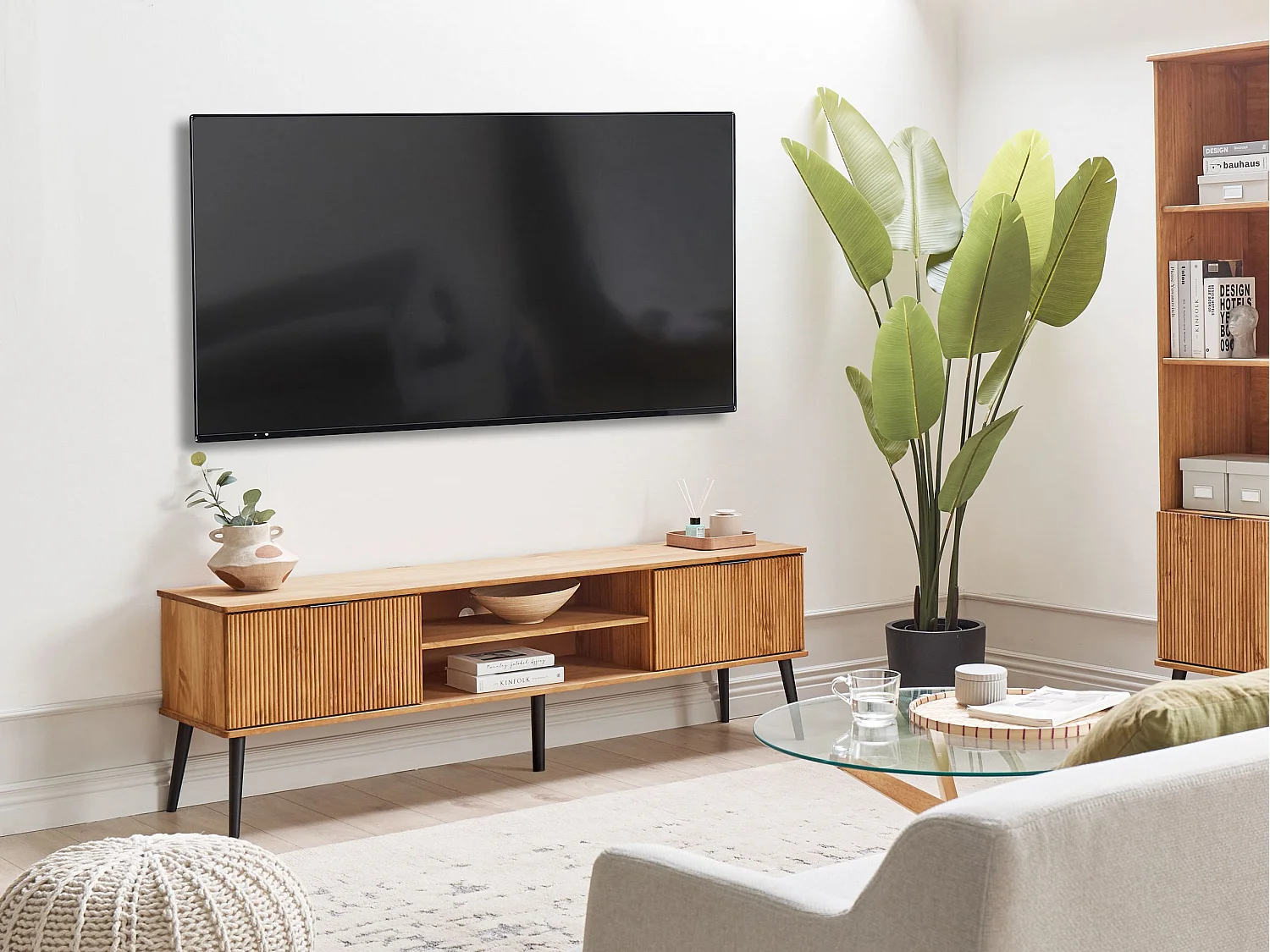 TV-Möbel Kiefernholz heller Holzfarbton mit 2 geriffelten Türen Timmins