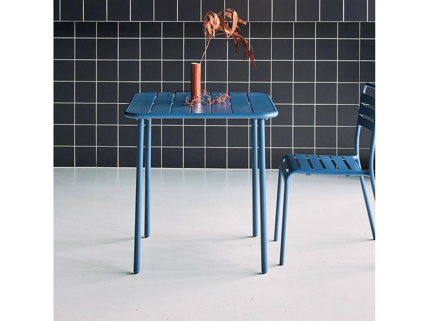 Table de jardin métal 2 places. marine. Amelia. 70x70cm. traitement antirouille. lattes et bords arrondis