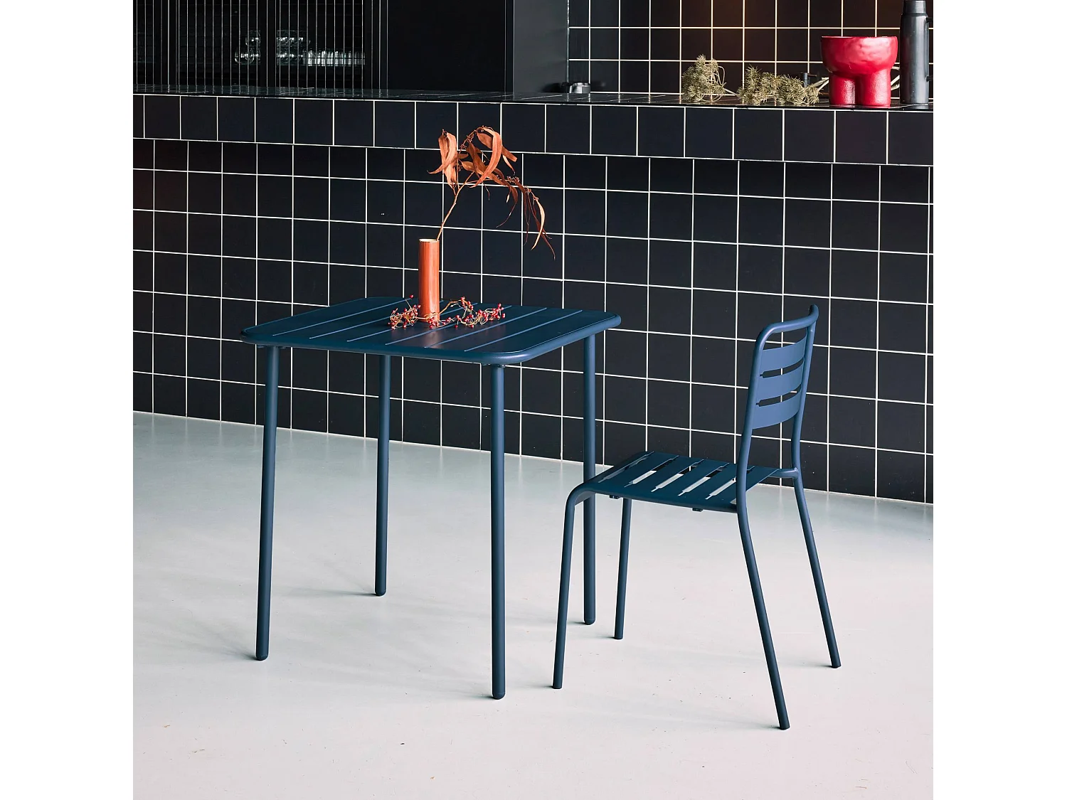 Table de jardin métal 2 places. marine. Amelia. 70x70cm. traitement antirouille. lattes et bords arrondis