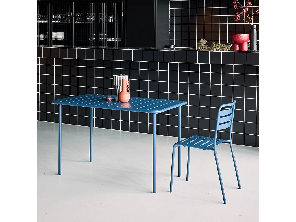 Table de jardin métal 4 places. marine. Amelia. 120x70cm. traitement antirouille. lattes et bords arrondis