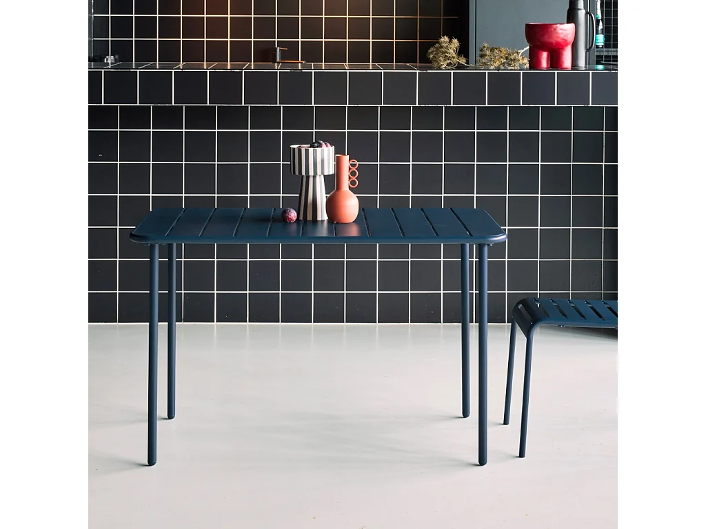 Table de jardin métal 4 places. marine. Amelia. 120x70cm. traitement antirouille. lattes et bords arrondis