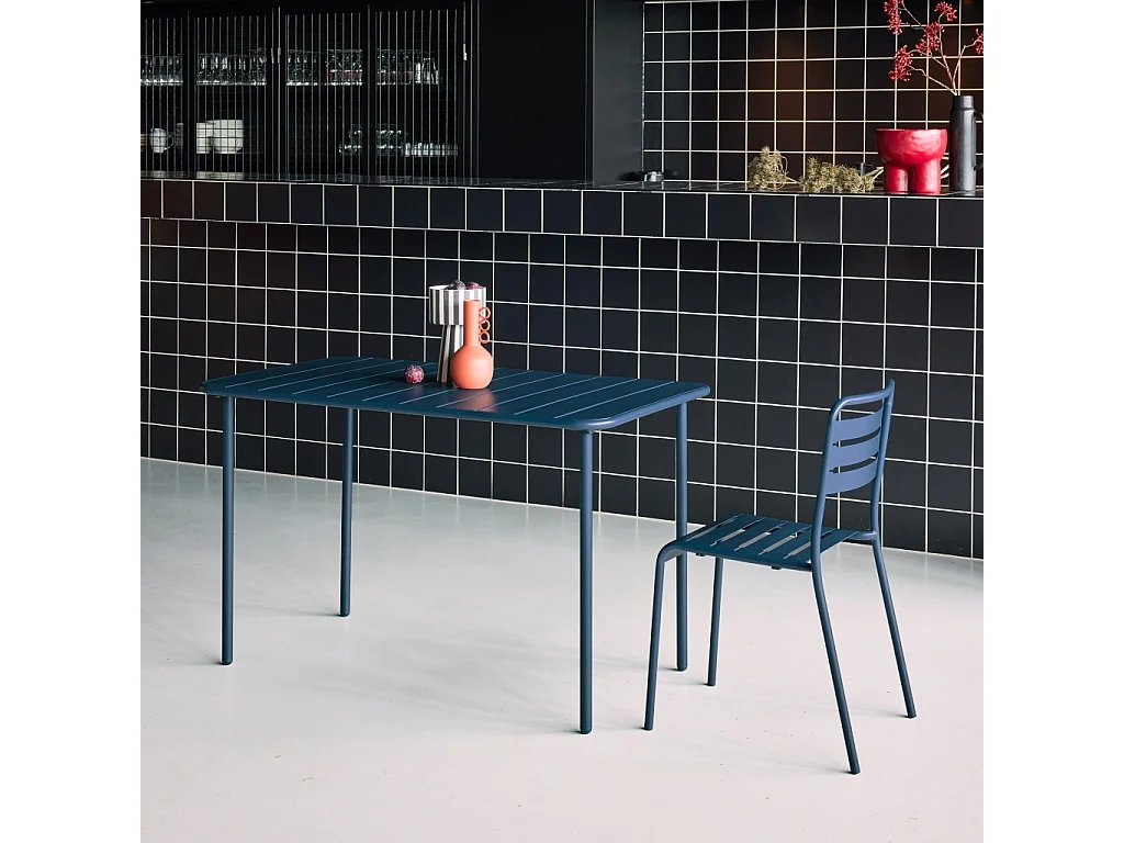 Table de jardin métal 4 places. marine. Amelia. 120x70cm. traitement antirouille. lattes et bords arrondis