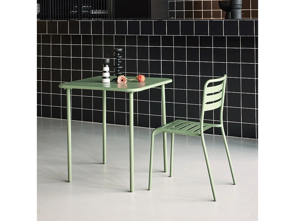 Table de jardin métal 2 places. vert. Amelia. 70x70cm. traitement antirouille. lattes et bords arrondis