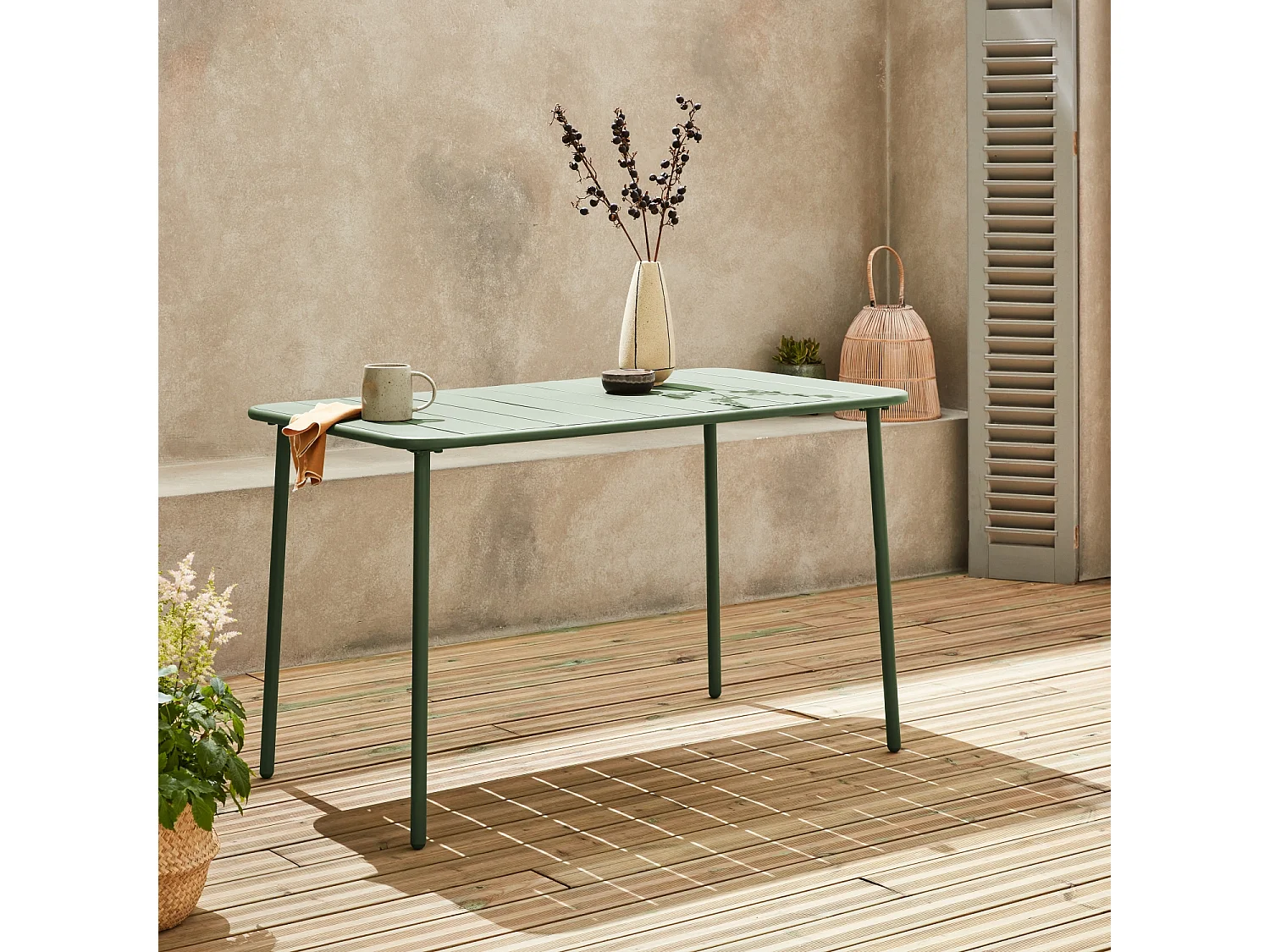 Table de jardin métal 4 places. vert. Amelia. 120x70cm. traitement antirouille. lattes et bords arrondis