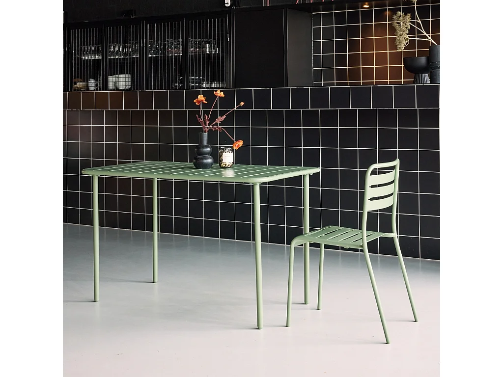 Table de jardin métal 4 places. vert. Amelia. 120x70cm. traitement antirouille. lattes et bords arrondis