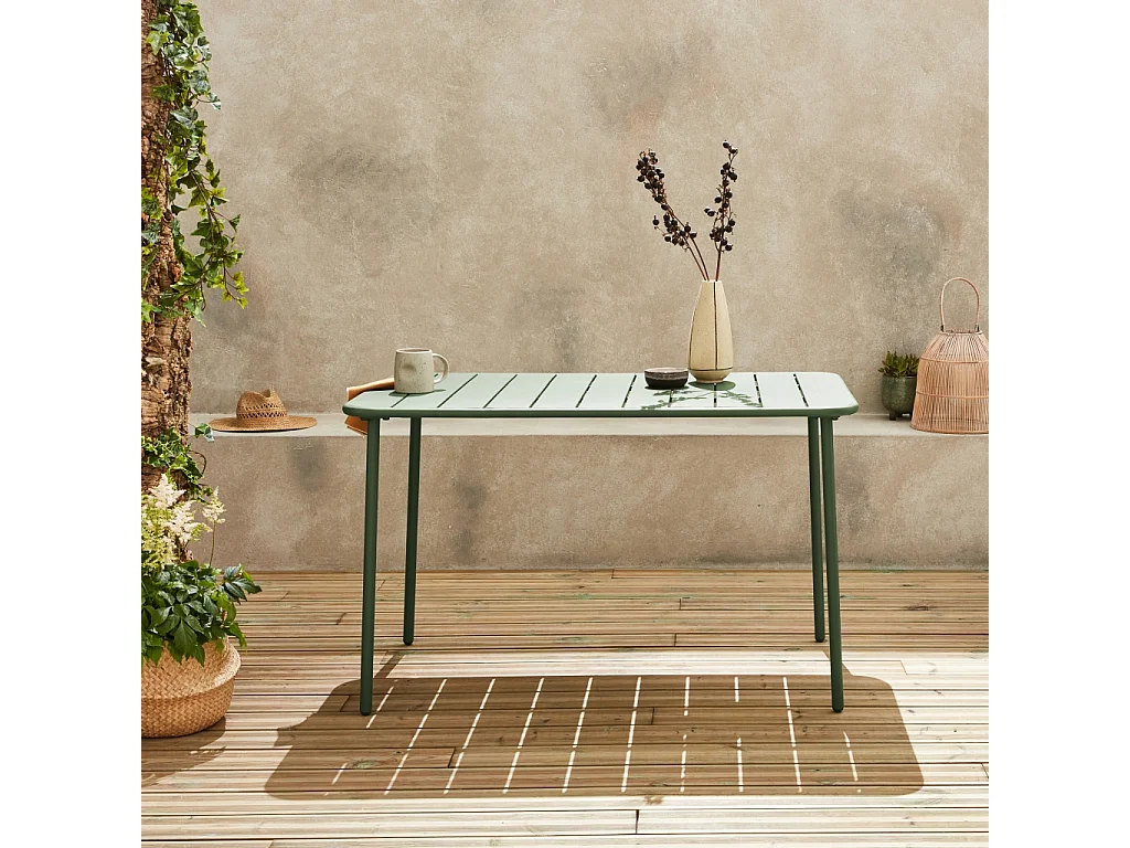 Table de jardin métal 4 places. vert. Amelia. 120x70cm. traitement antirouille. lattes et bords arrondis