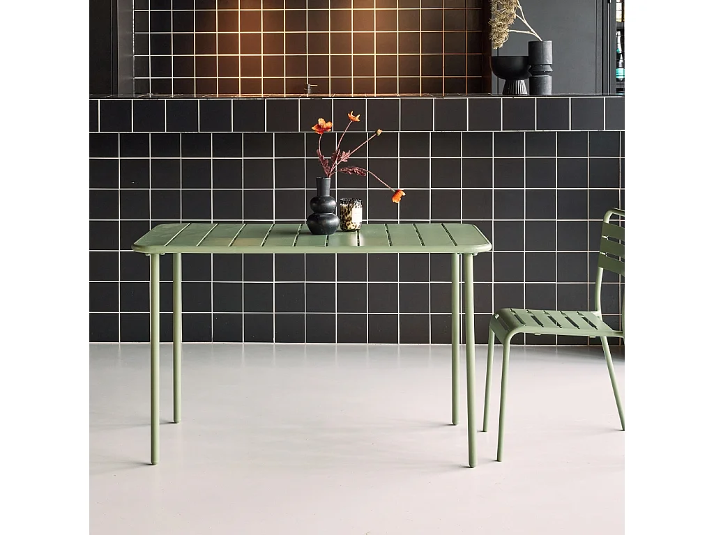 Table de jardin métal 4 places. vert. Amelia. 120x70cm. traitement antirouille. lattes et bords arrondis