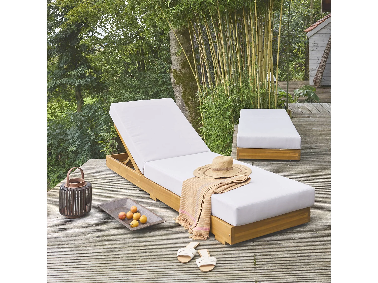 Lot de 2 bains de soleil beige DORINA en acacia et polyester. 3 positions. housse déhoussable. 198 x 62 x 12 cm