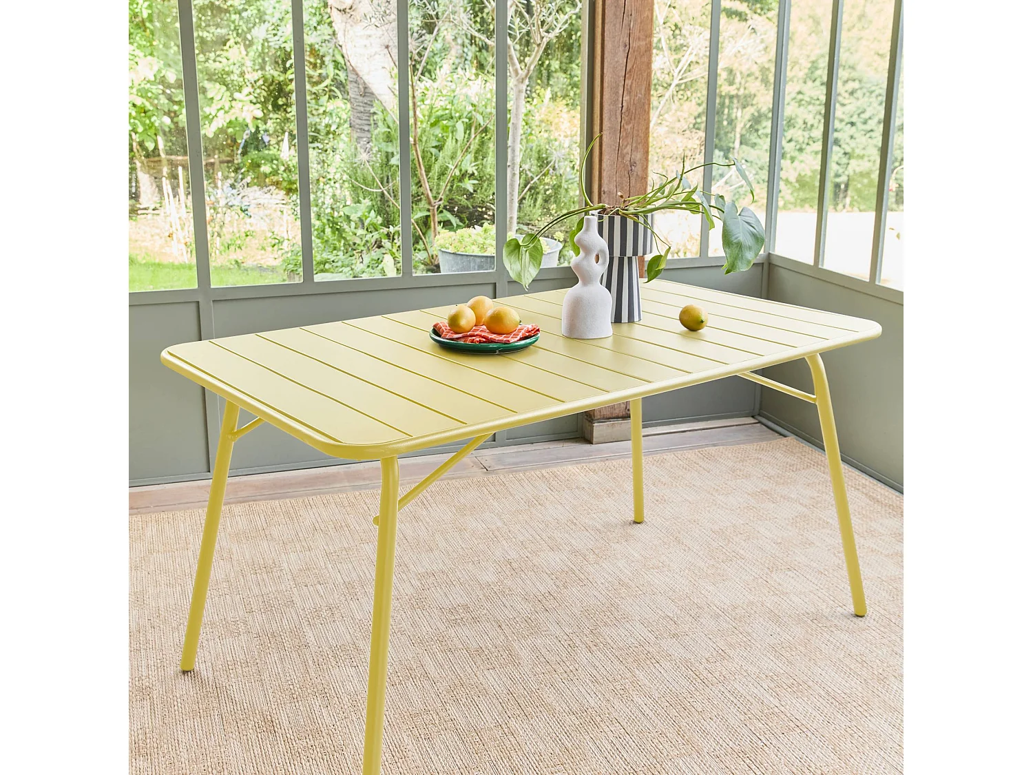 Table de jardin pliante métal 6 places. jaune. Amelia. 140x80cm. traitement antirouille. lattes et bords arrondis