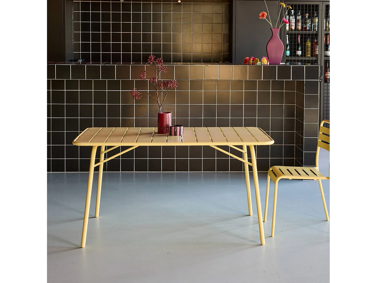 Table de jardin pliante métal 6 places. jaune. Amelia. 140x80cm. traitement antirouille. lattes et bords arrondis