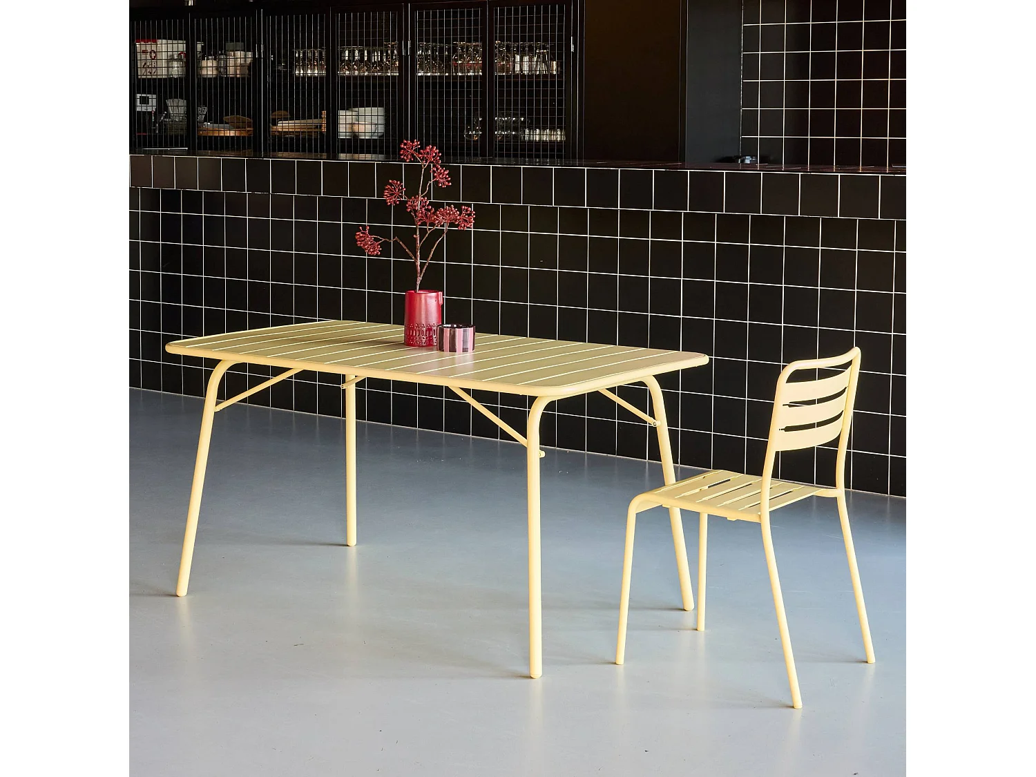 Table de jardin pliante métal 6 places. jaune. Amelia. 140x80cm. traitement antirouille. lattes et bords arrondis