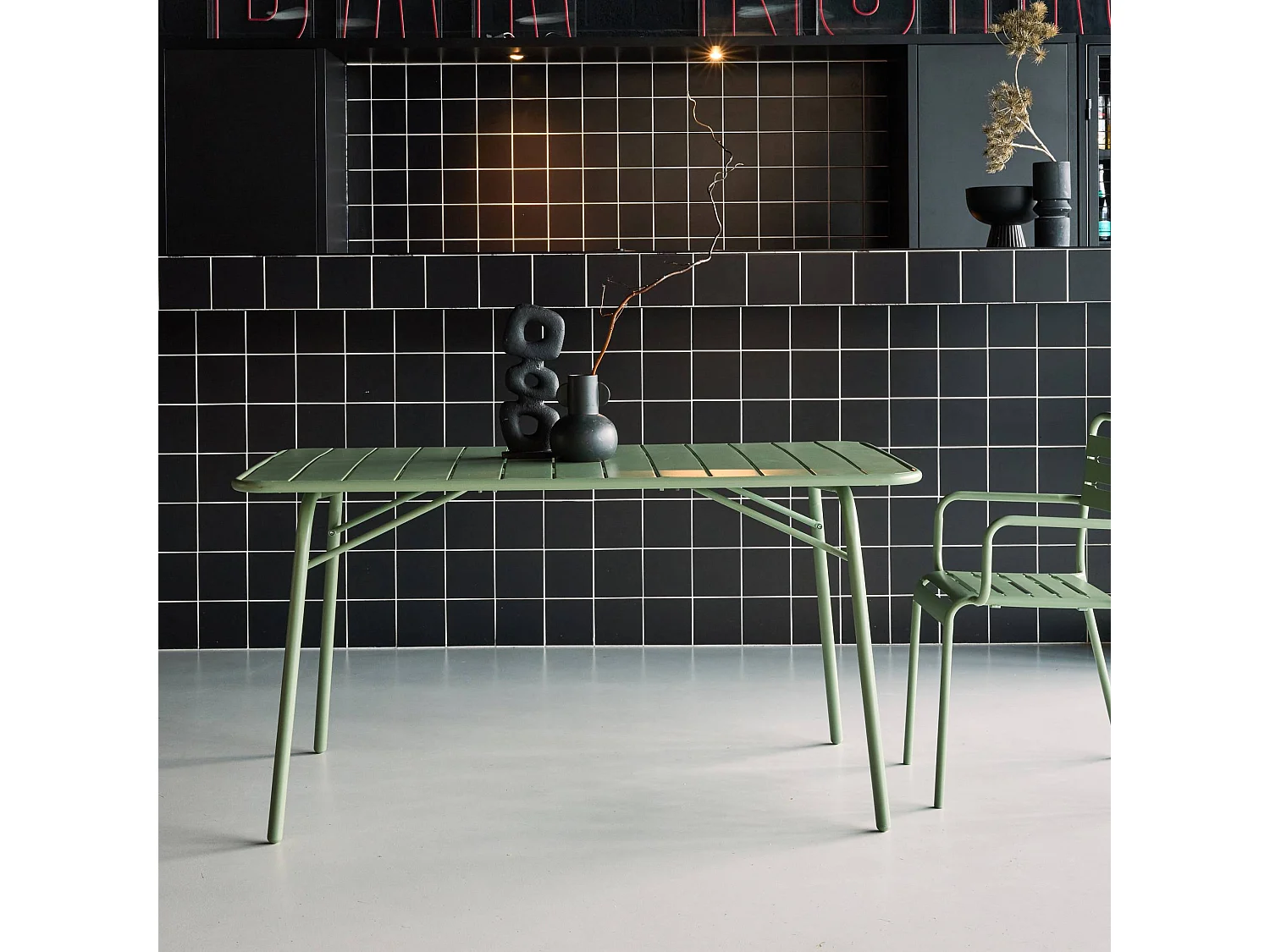 Table de jardin pliante métal 6 places. vert. Amelia. 140x80cm. traitement antirouille. lattes et bords arrondis