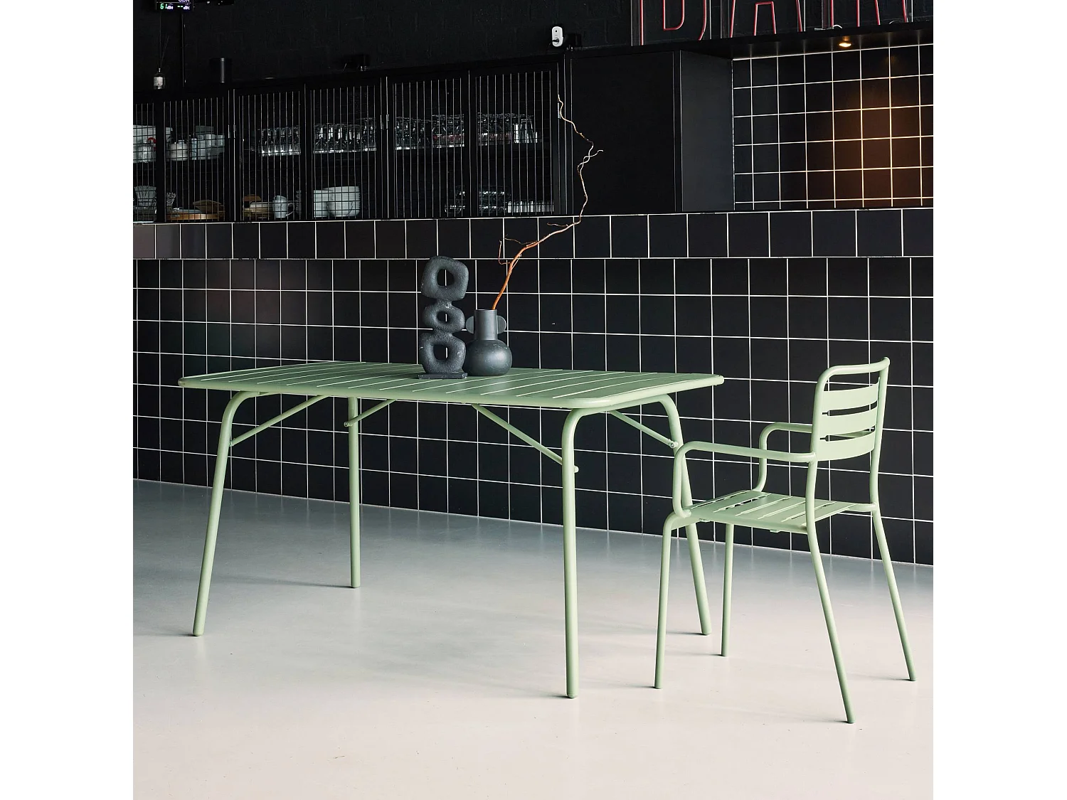 Table de jardin pliante métal 6 places. vert. Amelia. 140x80cm. traitement antirouille. lattes et bords arrondis