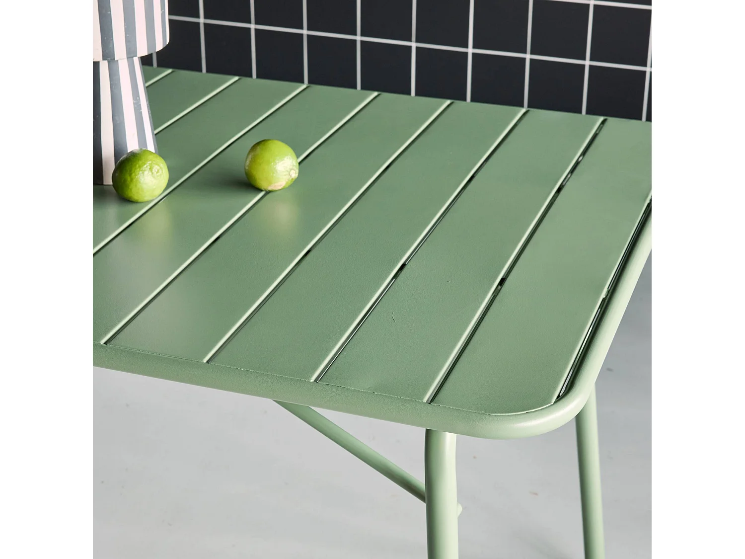 Table de jardin pliante métal 6 places. vert. Amelia. 140x80cm. traitement antirouille. lattes et bords arrondis