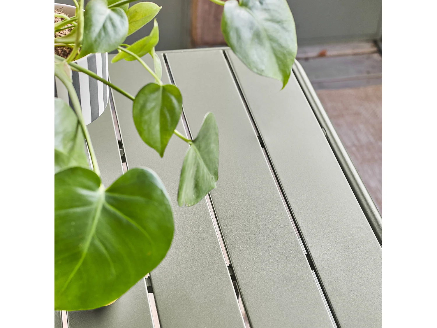 Table de jardin pliante métal 6 places. kaki. Amelia. 140x80cm. traitement antirouille. lattes et bords arrondis